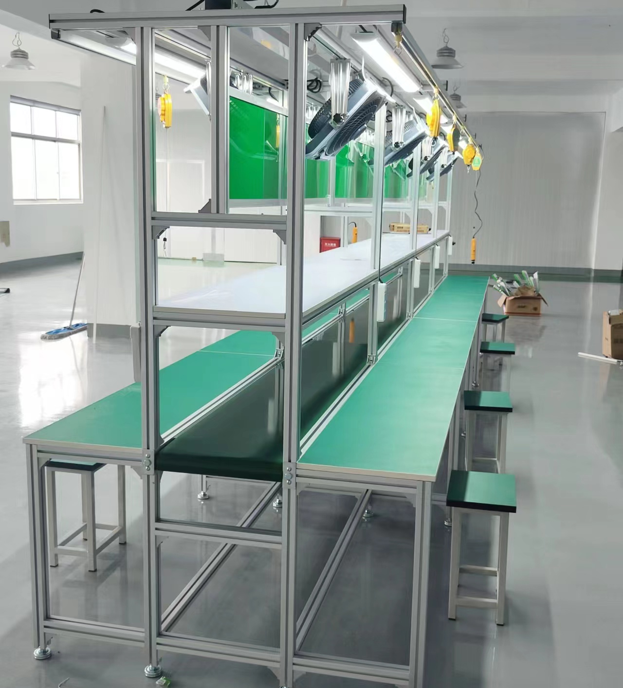 鋁型材流水線工作臺帶燈架風(fēng)扇看板